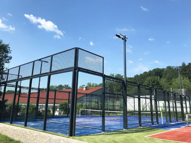 Padel-Platz in Seitenansicht